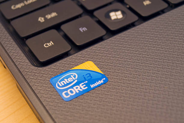 intel reklama naklejkę na nowy laptop - editorial computer chip computer keyboard intel zdjęcia i obrazy z banku zdjęć