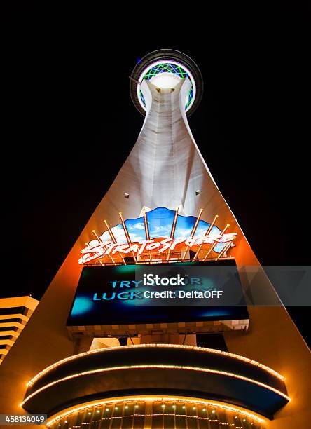 Luces De La Noche De La Torre Stratosphere Foto de stock y más banco de imágenes de Actuación - Representación - Actuación - Representación, Alto - Descripción física, Apuestas deportivas