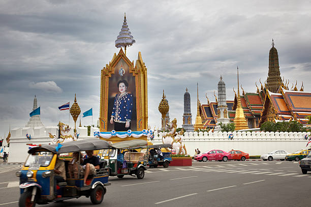 il traffico di bangkok - bangkok thailand rickshaw grand palace foto e immagini stock