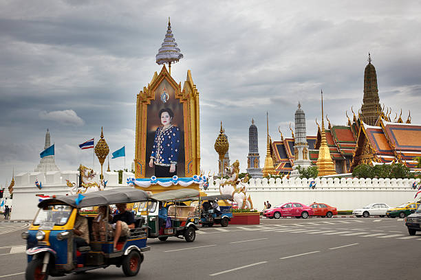 трафика в бангкоке - bangkok thailand rickshaw grand palace с�токовые фото и изображения