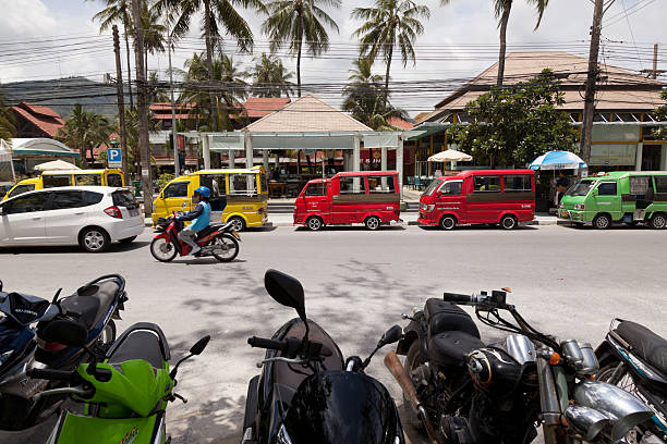 tuk-tuk en playa de patong - parking sign taxi taxi sign cloud fotografías e imágenes de stock