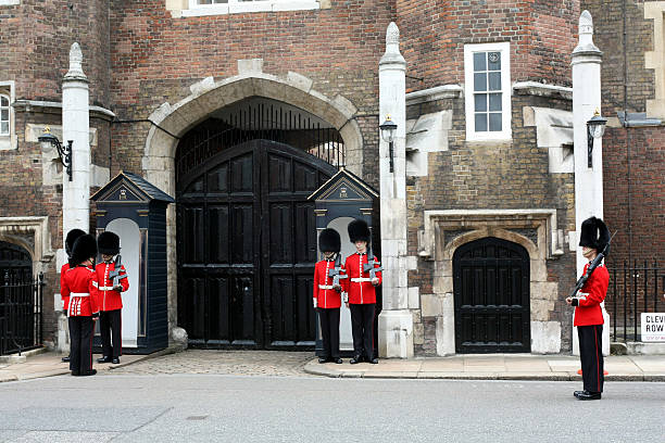 гвардии на сент-джеймс дворец, лондон - prince of wales стоковые фото и изображения