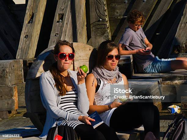 Mulheres Jovens Desfrutar De Actividades Ao Ar Livre Na Primavera De Wellington Dia - Fotografias de stock e mais imagens de Adolescente