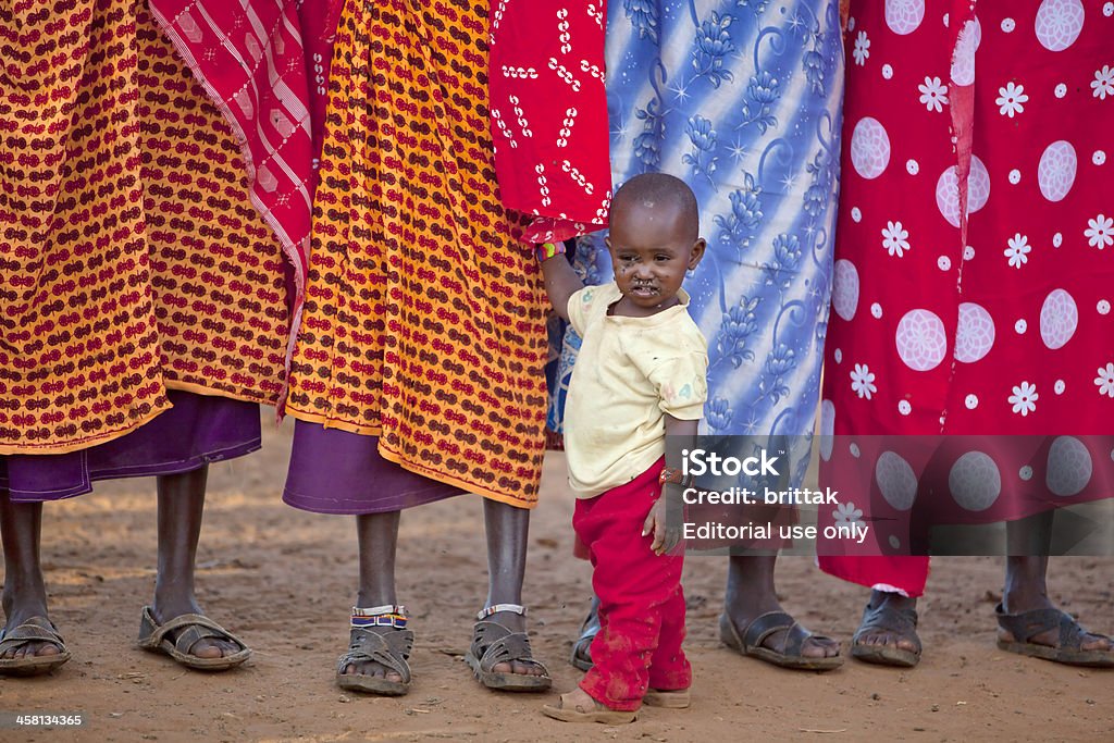 Masai las mujeres en vestido tradicional con niño pequeño, Porini, Kenia - Foto de stock de Adulto libre de derechos