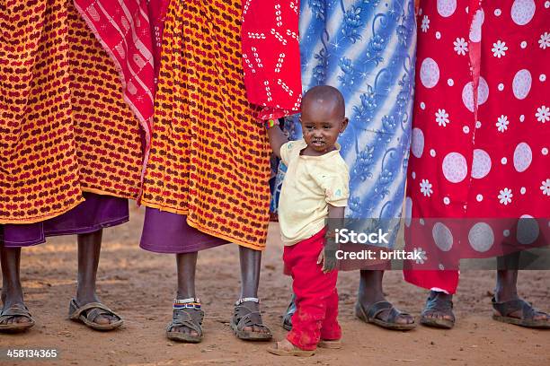 Masai Las Mujeres En Vestido Tradicional Con Niño Pequeño Porini Kenia Foto de stock y más banco de imágenes de Adulto