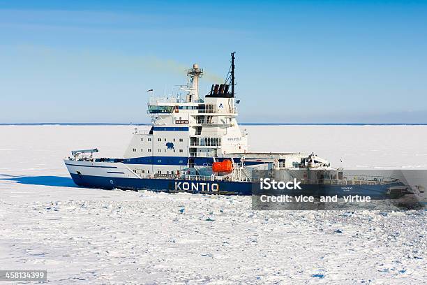 Kontio Actividad Para Romper El Hielo Foto de stock y más banco de imágenes de Agua - Agua, Aire libre, Embarcación industrial