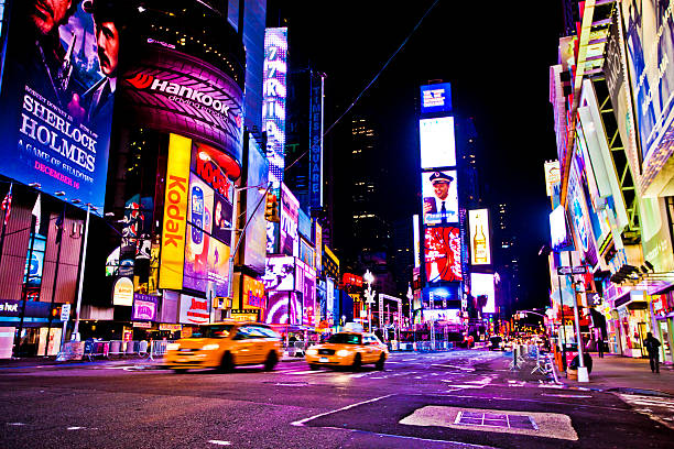 times square - taxi new york city traffic busy foto e immagini stock