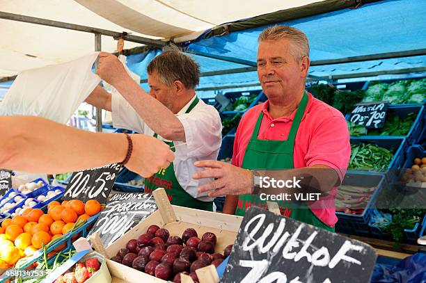 Foto de Dois Greengrocers Ao Ar Livre Em Um Mercado Movimentado De Holandês e mais fotos de stock de Moeda Corrente
