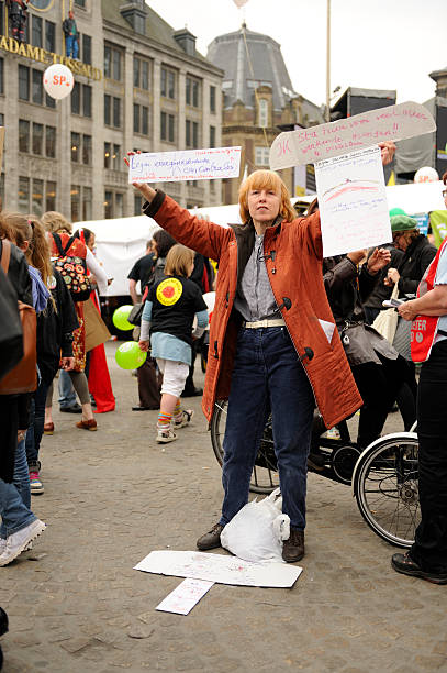 donna in una protesta contro l'energia nucleare, piazza dam, amsterdam - nuclear power station nuclear energy child nuclear reactor foto e immagini stock