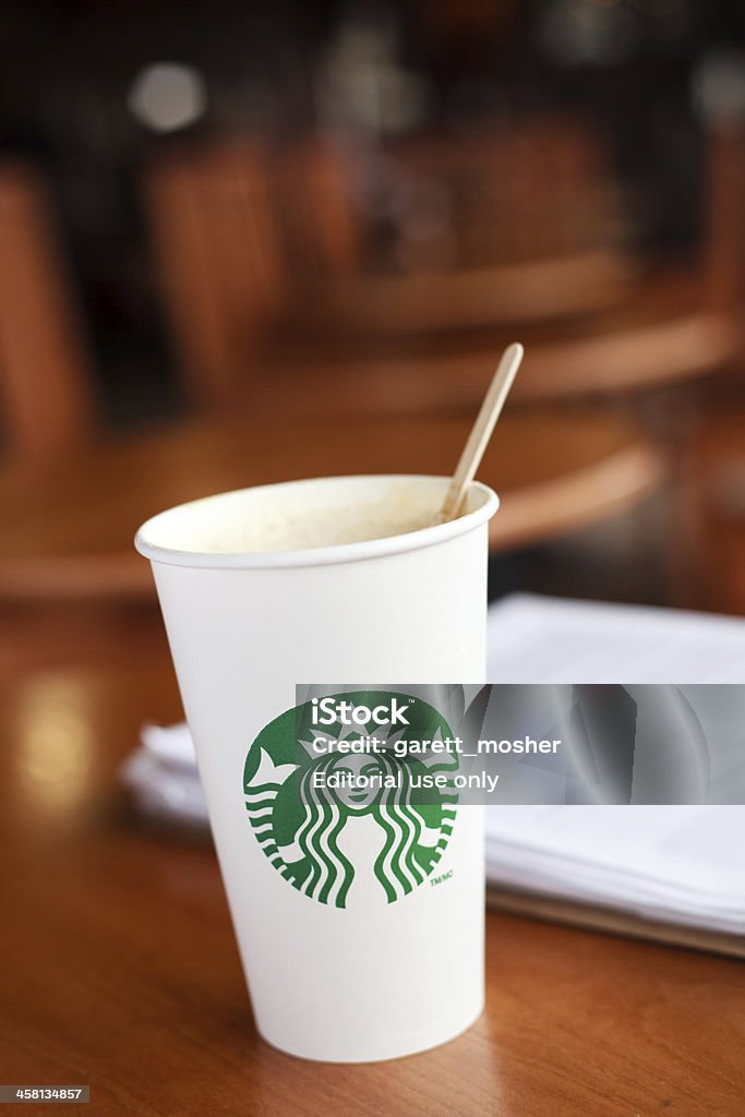 Grande Starbucks realizzata a mano bevande con mescolare stick - Foto stock royalty-free di Starbucks