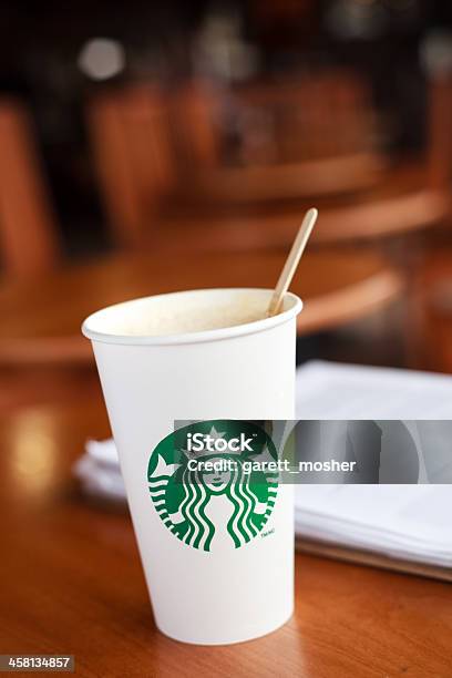 Grande Starbucks Realizzata A Mano Bevande Con Mescolare Stick - Fotografie stock e altre immagini di Starbucks