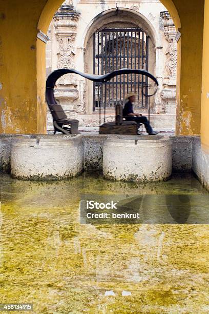 Photo libre de droit de Bâtiment Public De Blanchisserie À Antigua banque d'images et plus d'images libres de droit de Adulte - Adulte, Amérique centrale, Antigua - Guatemala Occidental