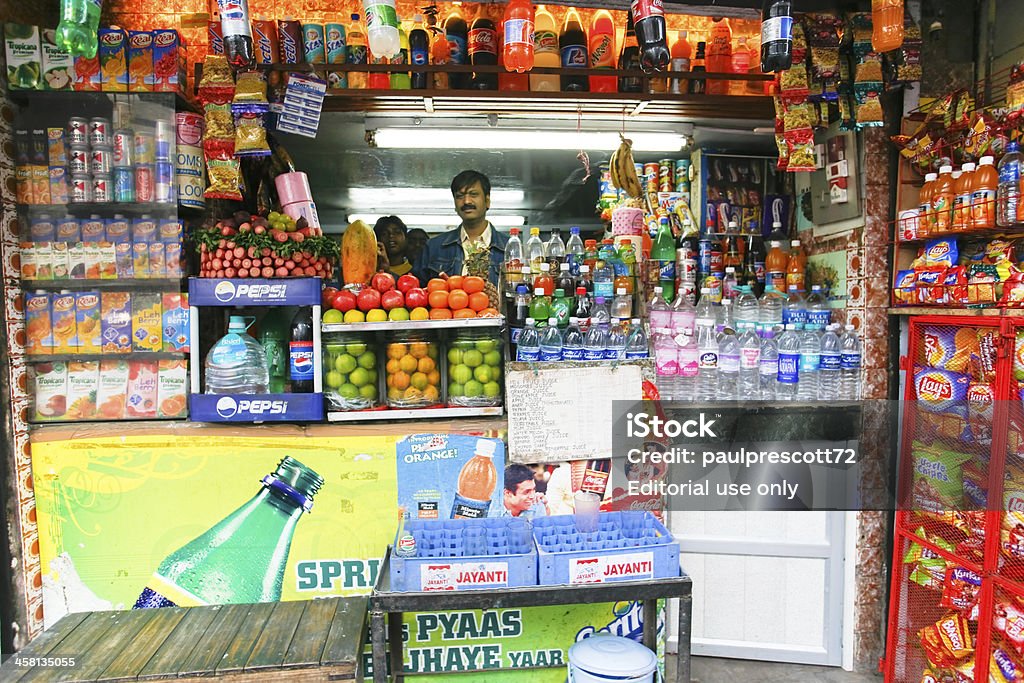 인도어 쇼핑하다 가판대 - 로열티 프리 편의점 스톡 사진