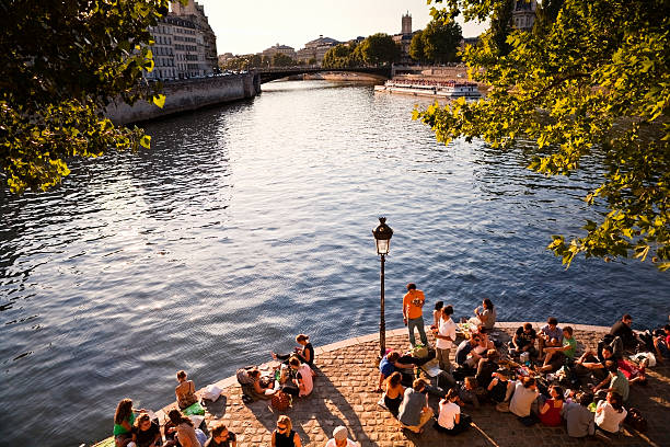 пикник в париже - quayside стоковые фото и изображения