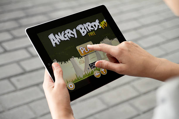 joue à angry birds apple sur ipad2 - ipad apple computers digital tablet editorial photos et images de collection