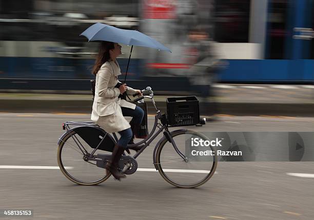 Photo libre de droit de Femme À Vélo banque d'images et plus d'images libres de droit de Faire du vélo - Faire du vélo, Pays-Bas, Vélo