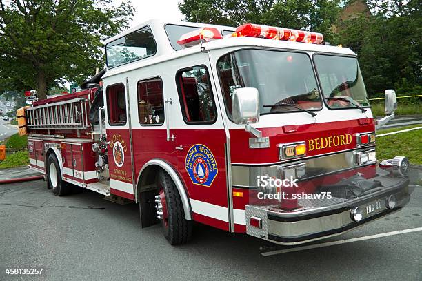 Firetruck Na Cena Com Luzes A Piscar - Fotografias de stock e mais imagens de Acidentes e Desastres - Acidentes e Desastres, Ao Ar Livre, Bombeiro