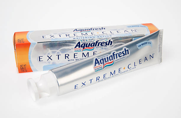 aquafresh 歯磨き粉ます。 - dental hygiene branding packaging toothpaste ストックフォトと画像
