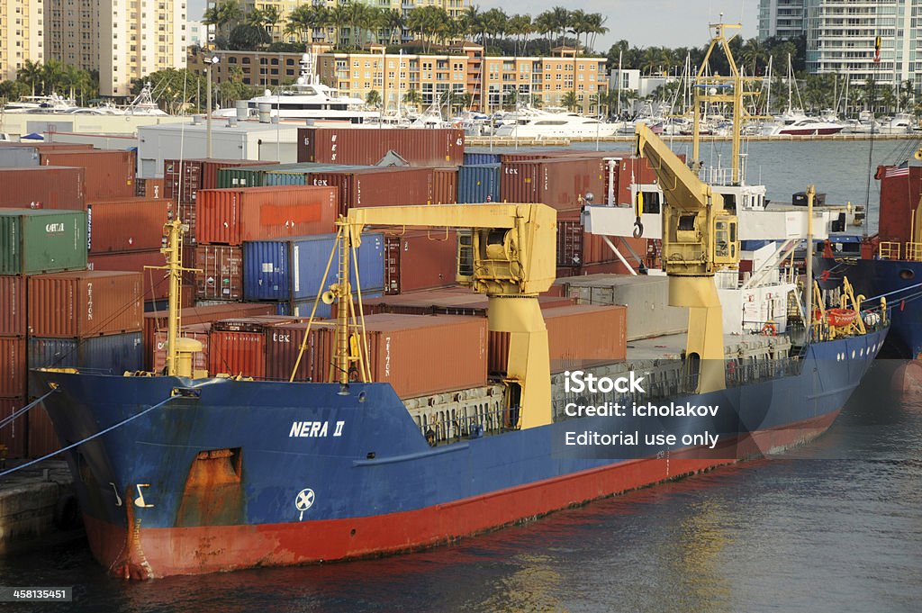 Buque de carga en el puerto de Miami - Foto de stock de Cargar libre de derechos