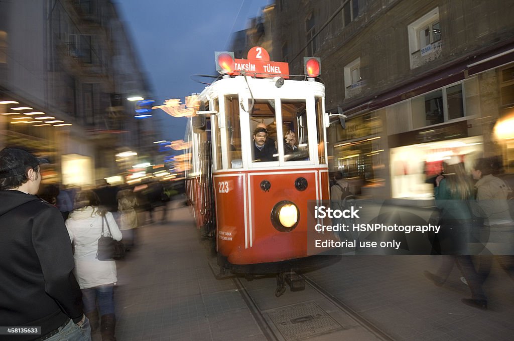 Nostálgico aire de tranvías de pasar a taksim istikla street, estambul-turquía - Foto de stock de 2008 libre de derechos