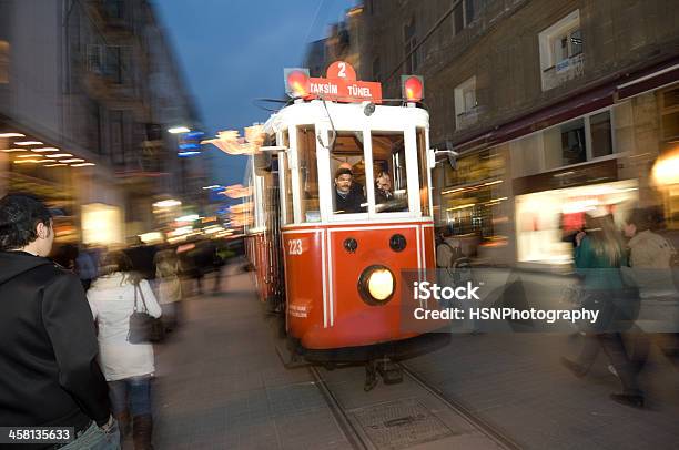 Nostalgica Tram Passa Attraverso Istiklal Street Istanbulturchia - Fotografie stock e altre immagini di Affollato