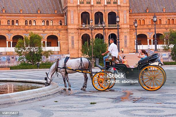 Carroça Puxada Por Cavalo Carrinho Na Plaza De España Em Sevilha Espanha - Fotografias de stock e mais imagens de Andaluzia