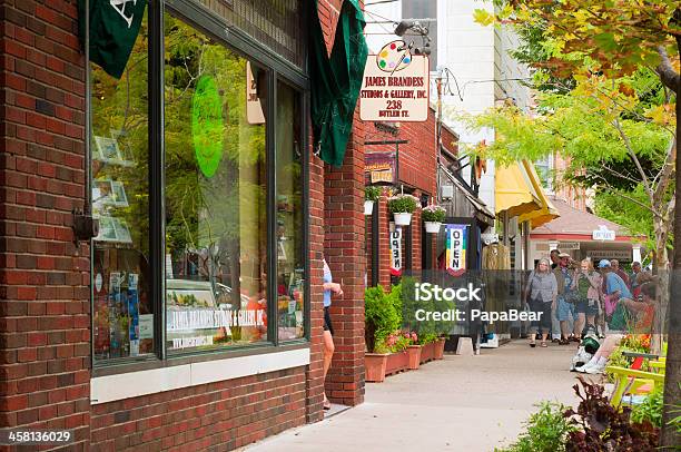 Colorido Street Foto de stock y más banco de imágenes de Michigan - Michigan, Villa - Asentamiento humano, Museo de arte