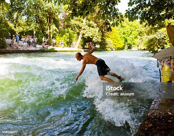 Giovane Uomo Navigare Sul Fiume Eisbach A Monaco Di Baviera Germania - Fotografie stock e altre immagini di Monaco di Baviera