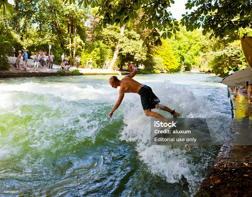 젊은 남자 서핑 유클리드의 아이스바흐 강 독일 뮌헨 - 로열티 프리 뮌헨 스톡 사진