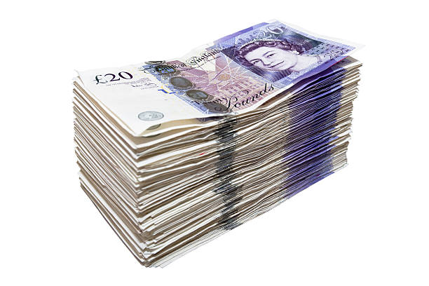 pile de billets de 20 livres sterling - billet de 20 livres sterling photos et images de collection