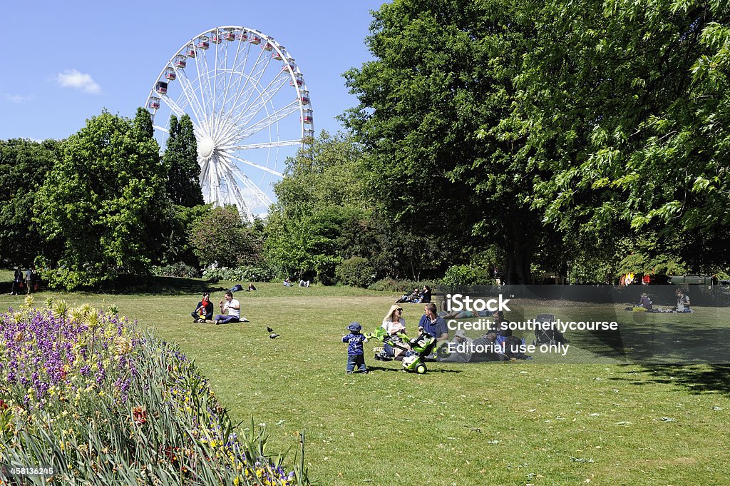Ludzie spędzając popołudnie w Hyde Park, Londyn - Zbiór zdjęć royalty-free (Londyn - Anglia)