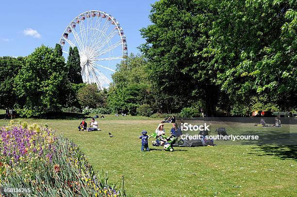 Foto de Pessoas De Passar A Tarde No Hyde Park London e mais fotos de stock de Londres - Inglaterra - Londres - Inglaterra, Família, Parque Hyde