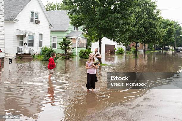 中西部洪水被災者 - 洪水のストックフォトや画像を多数ご用意 - 洪水, 人物, 子供