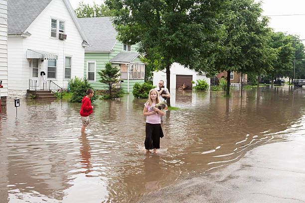 midwest vítimas das cheias - wading imagens e fotografias de stock