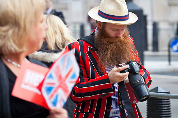 matrimonio reale eventi a londra - nobility wedding crowd british flag foto e immagini stock