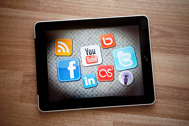 social media cose - youtube sign ipad editorial foto e immagini stock