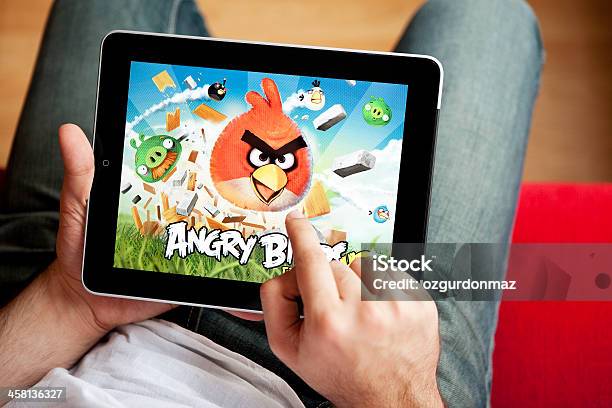 Człowiek Gra Angry Birds Na Apple Ipad - zdjęcia stockowe i więcej obrazów Ekran dotykowy - Ekran dotykowy, Gra, 20-29 lat