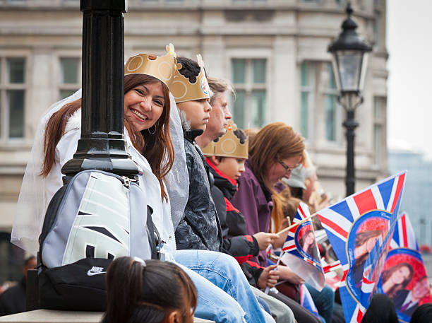 ロンドンのロイヤルウェディング - crowd nobility wedding british flag ストックフォトと画像