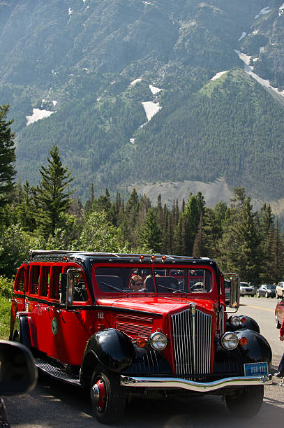 red jammer garée et les touristes - us glacier national park montana bus park photos et images de collection