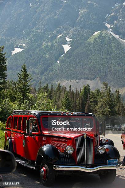 赤色ジャマーバスの駐車には観光客 - アメリカグレイシャー国立公園のストックフォトや画像を多数ご用意 - アメリカグレイシャー国立公園, ビジネス, モンタナ州