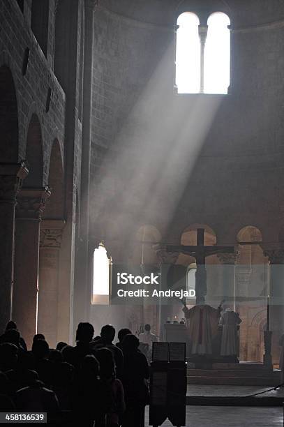 Raio De Esperança - Fotografias de stock e mais imagens de Acólito - Acólito, Altar, Antigo