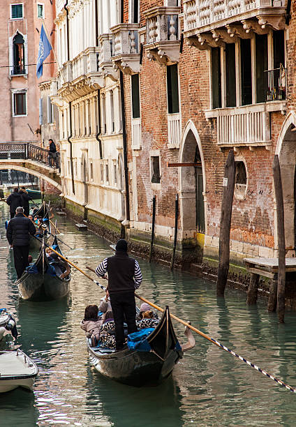 곤돌라 - gondola venice italy canal sailor 뉴스 사진 이미지