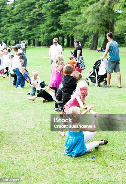 Tauziehen Stockfoto und mehr Bilder von Aktivitäten und Sport - Aktivitäten und Sport, Bewegung, Bewegungsunschärfe