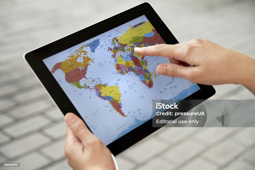 Con la mappa del mondo su Apple Ipad2 - Foto stock royalty-free di Donne