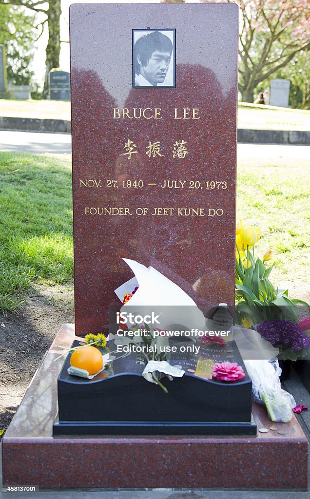 Bruce Lees Grave Stock Photo - Download Image Now - Bruce Lee - Actor, Grave,  Seattle - iStock