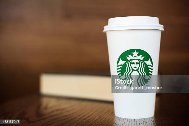 Grande Starbucks To Go Kubek Na Drewnianym Stole Z Książki Adresowej - zdjęcia stockowe i więcej obrazów Starbucks