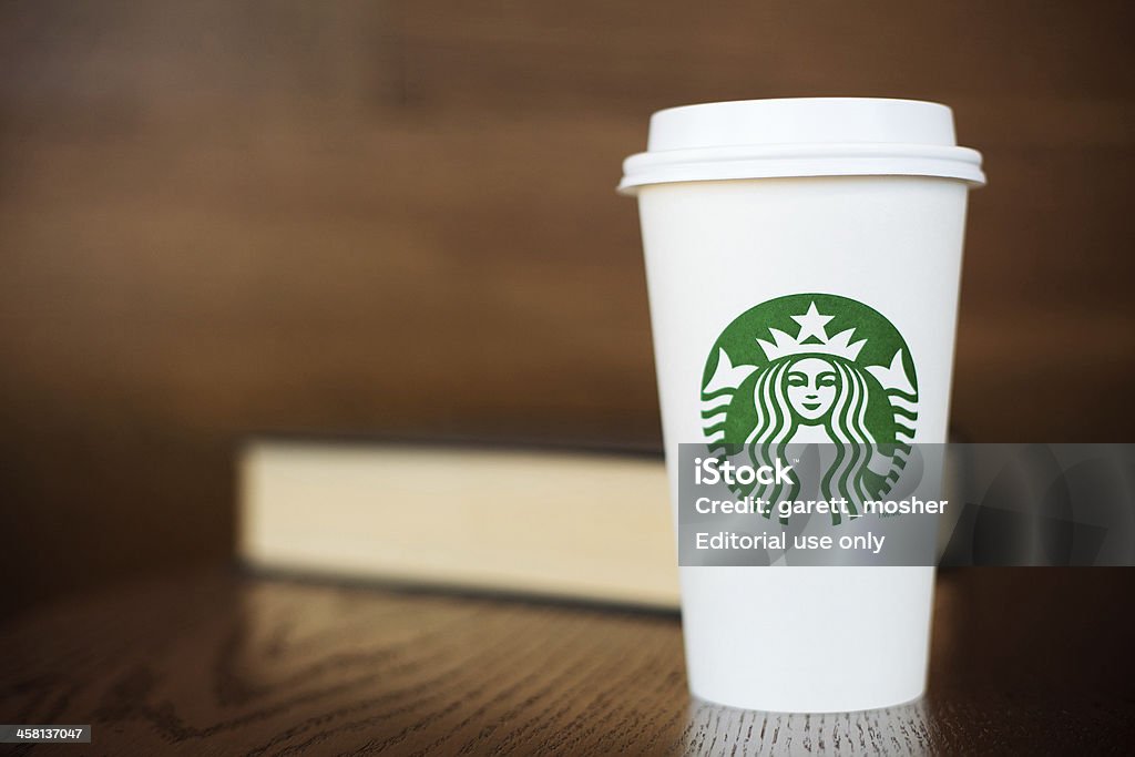 Grande Starbucks para a viagem na mesa de madeira com reserva - Foto de stock de Starbucks royalty-free