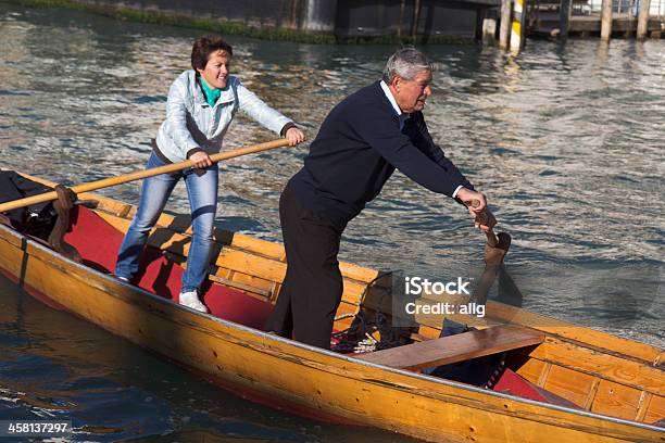 Photo libre de droit de Couple De Rameurs Debout Dans Leur Bateau banque d'images et plus d'images libres de droit de Adulte - Adulte, Aviron, Canal - Eau vive