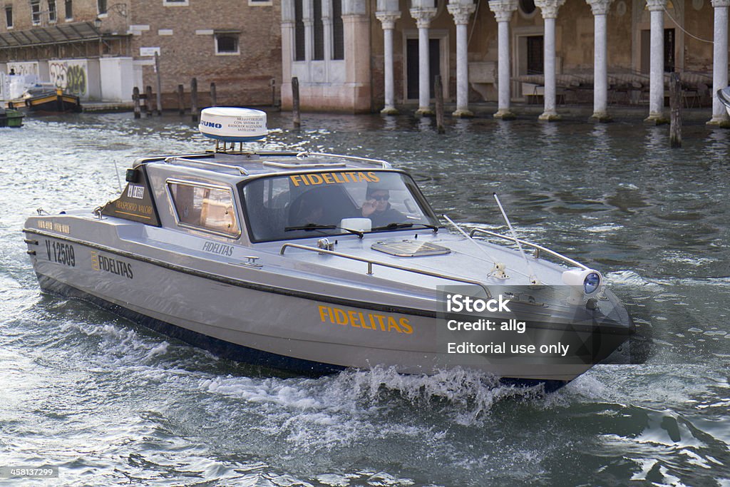 Barco transfering fundos no grande Canal. - Royalty-free Barco a Motor - Embarcação de Lazer Foto de stock