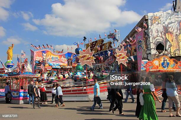 Oktoberfest Foto de stock y más banco de imágenes de Atracción de feria - Atracción de feria, Baviera, Ciudades capitales